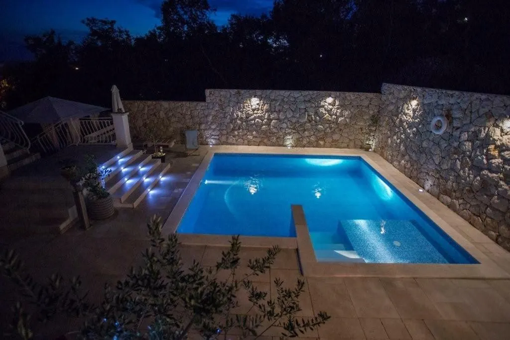 Family Apartments Svob With Pool Novi Vinodolski